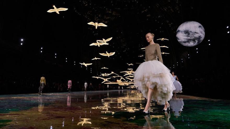 Chanel prend son envol à Paris : des oiseaux géants, le sac '2.55' de Coco et une nouvelle révolution 'tweed'