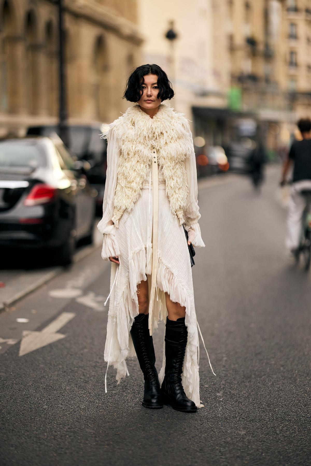 Look street style parisien avec des bottes hautes couleur jais
