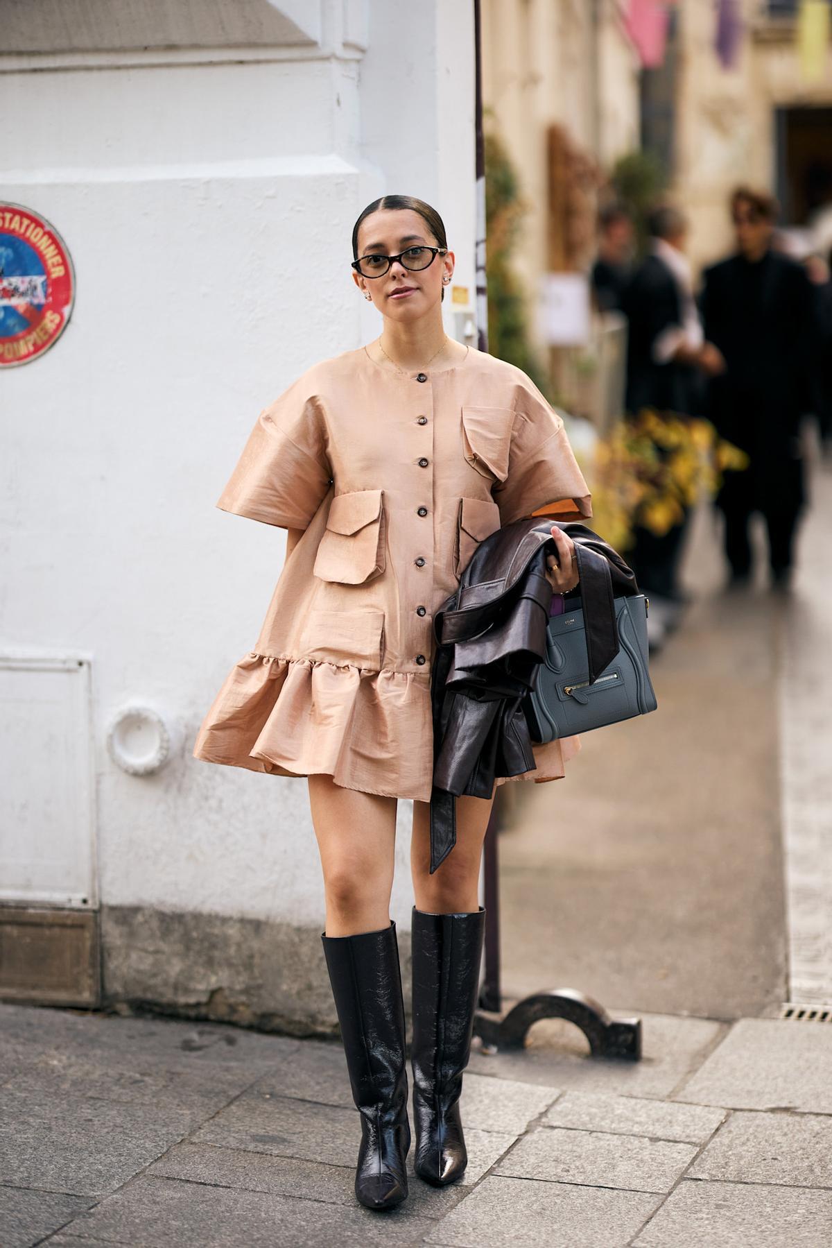 Look street style avec des bottes hautes similaires à celles de Geox