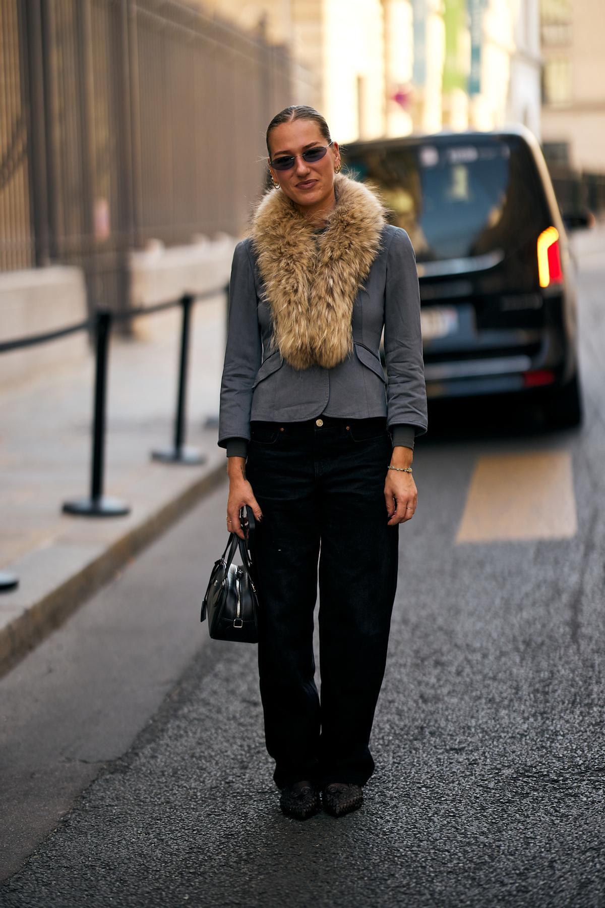 Look street style parisien avec des bottes hautes couleur jais