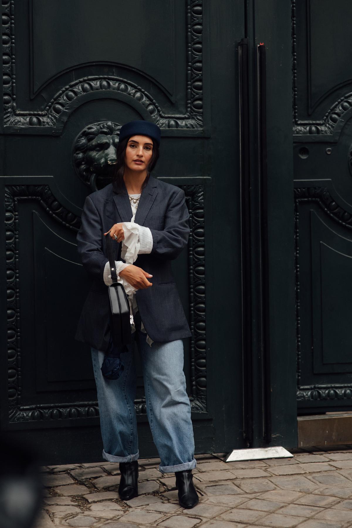 Look street style parisien avec des bottines noires