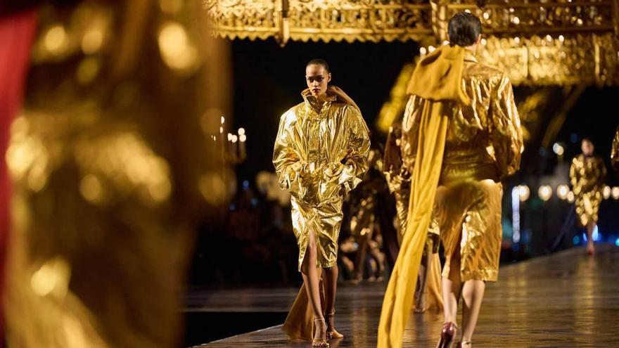 Saint Laurent s'habille d'or : Vaccarello fête ses dix ans à la tête de la maison avec un défilé doré sous la Tour Eiffel