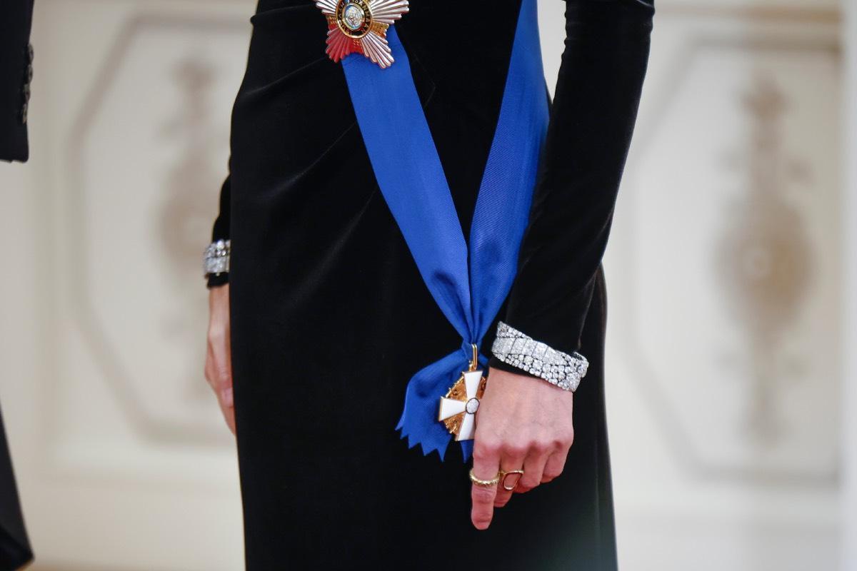 Les bracelets de la reine Letizia pour le dîner de gala à Helsinki