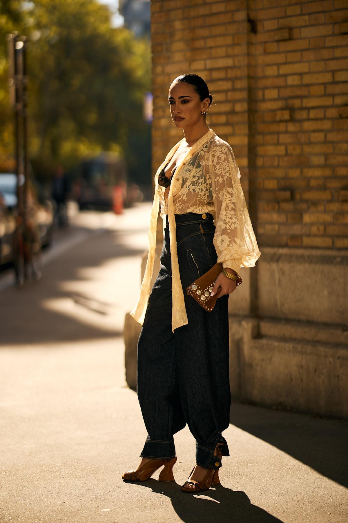 Look street style avec un sac marron
