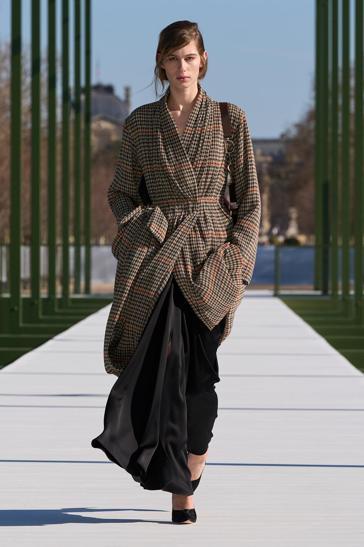 Look du défilé Christian Dior avec une veste à carreaux