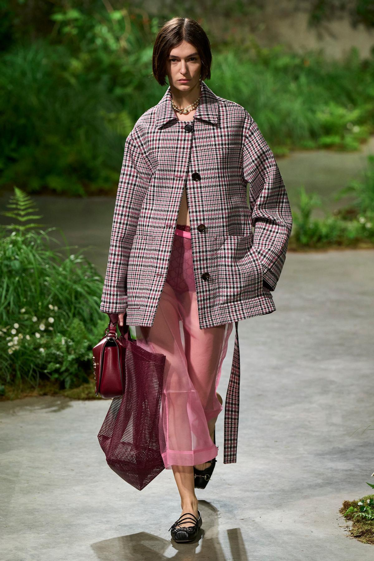 Look du défilé Gucci avec une veste à carreaux