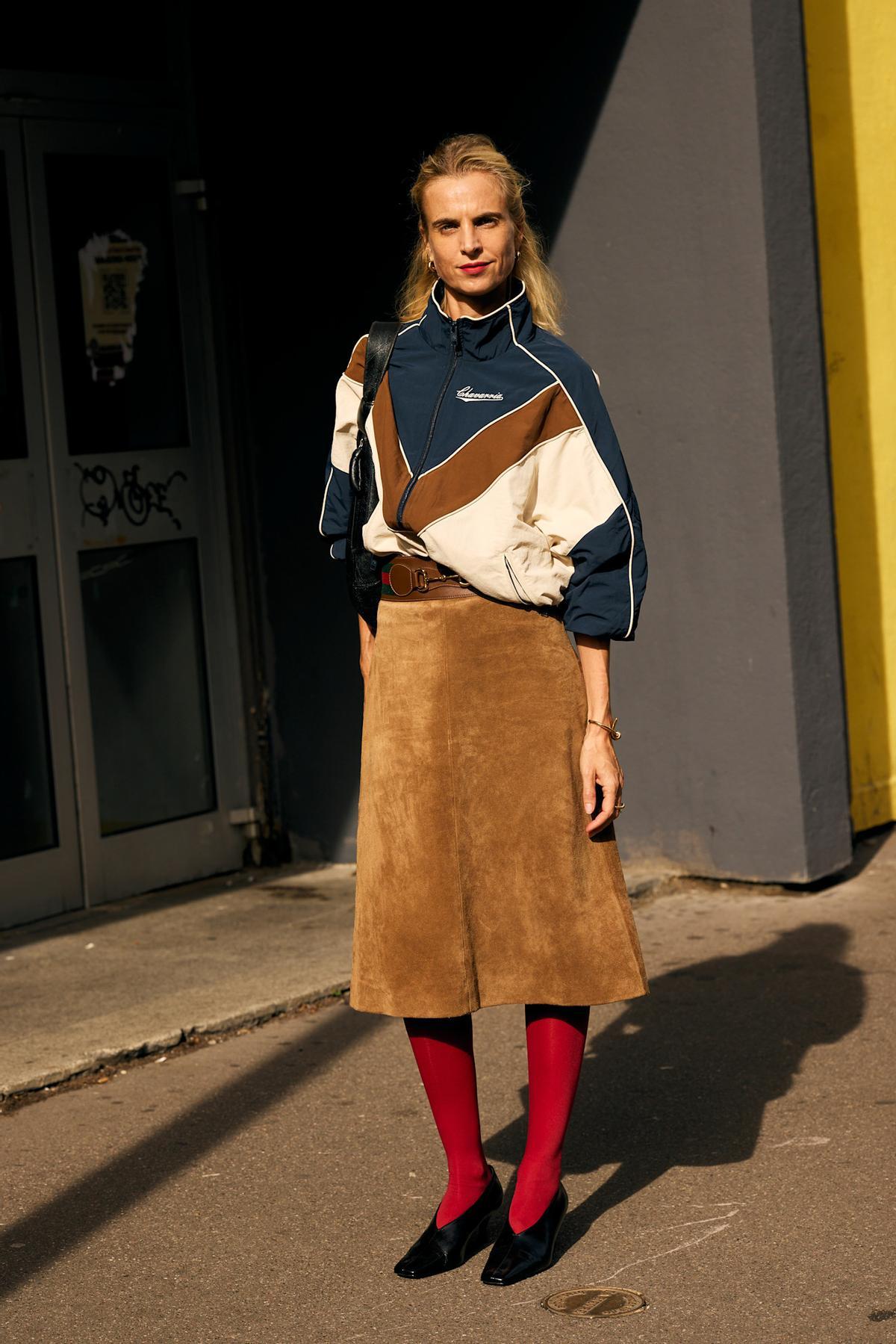 Look street style avec une jupe midi