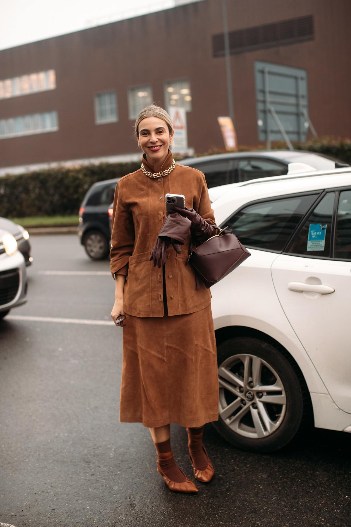Look street style avec une jupe midi beige