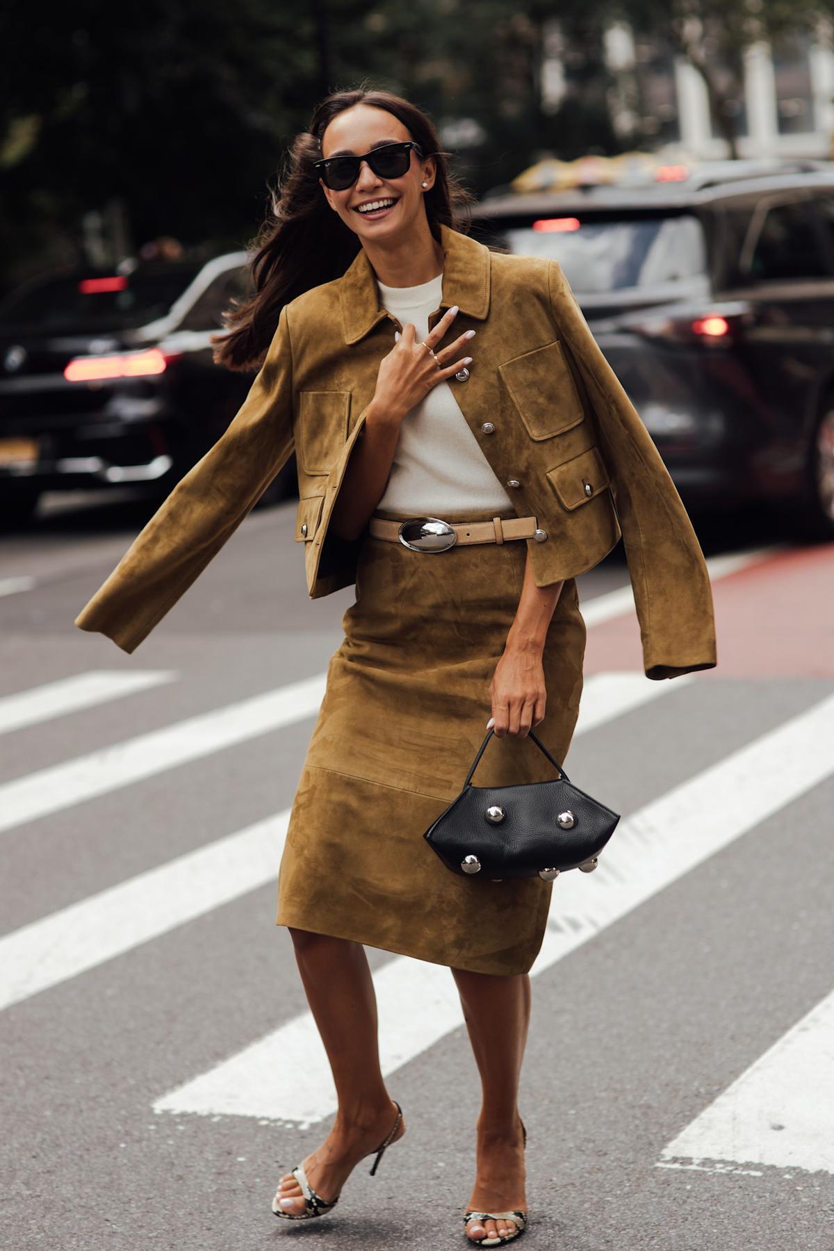 Look street style avec une jupe midi beige