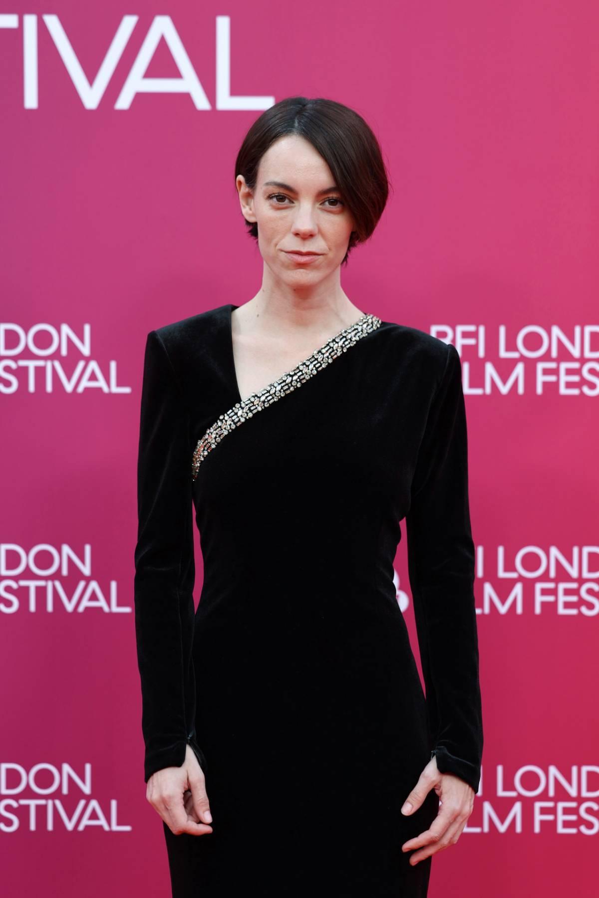 Victoria Luengo dans une robe en velours Roland Mouret au Festival du Film de Londres 2026