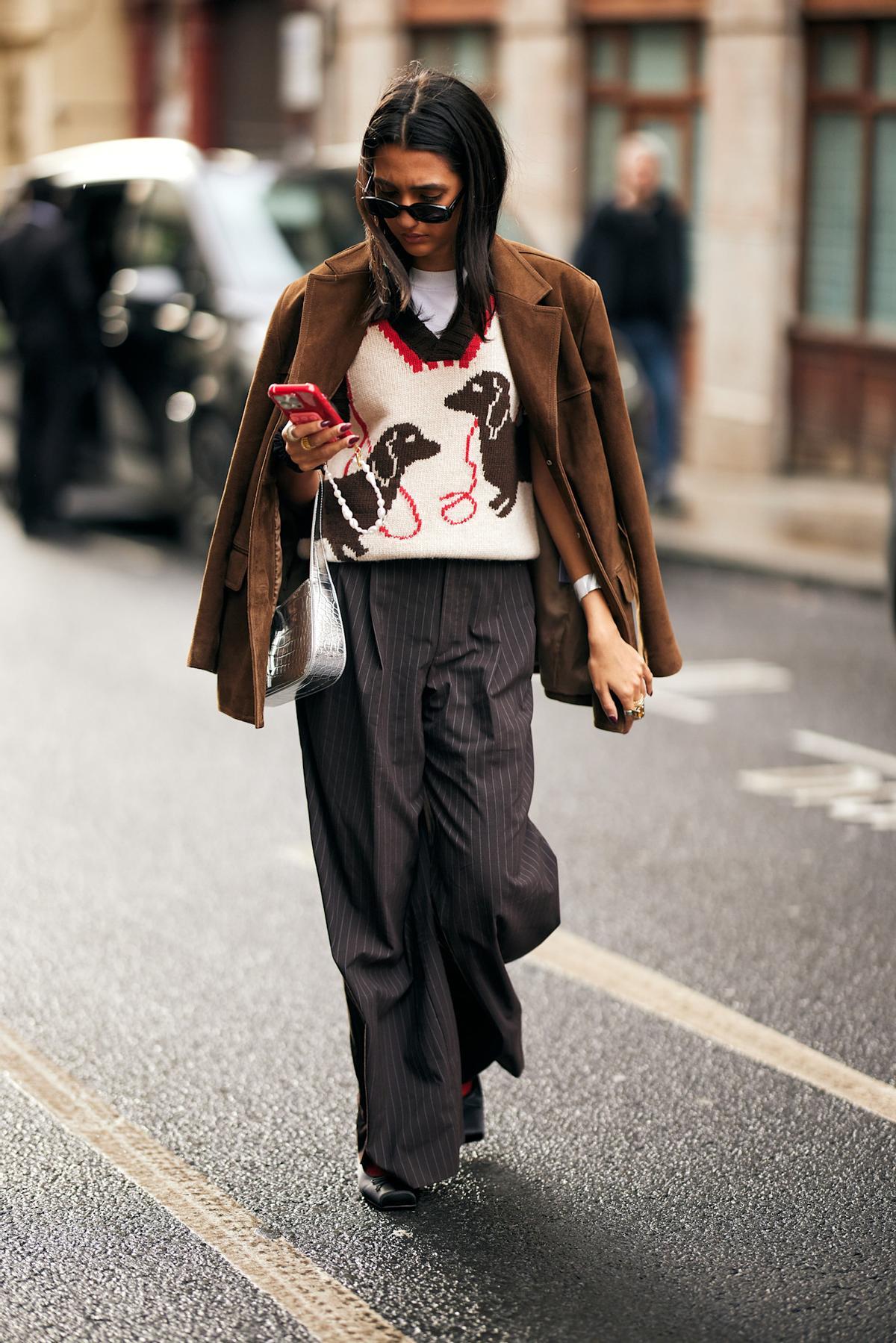 Look street style avec un pantalon à fines rayures