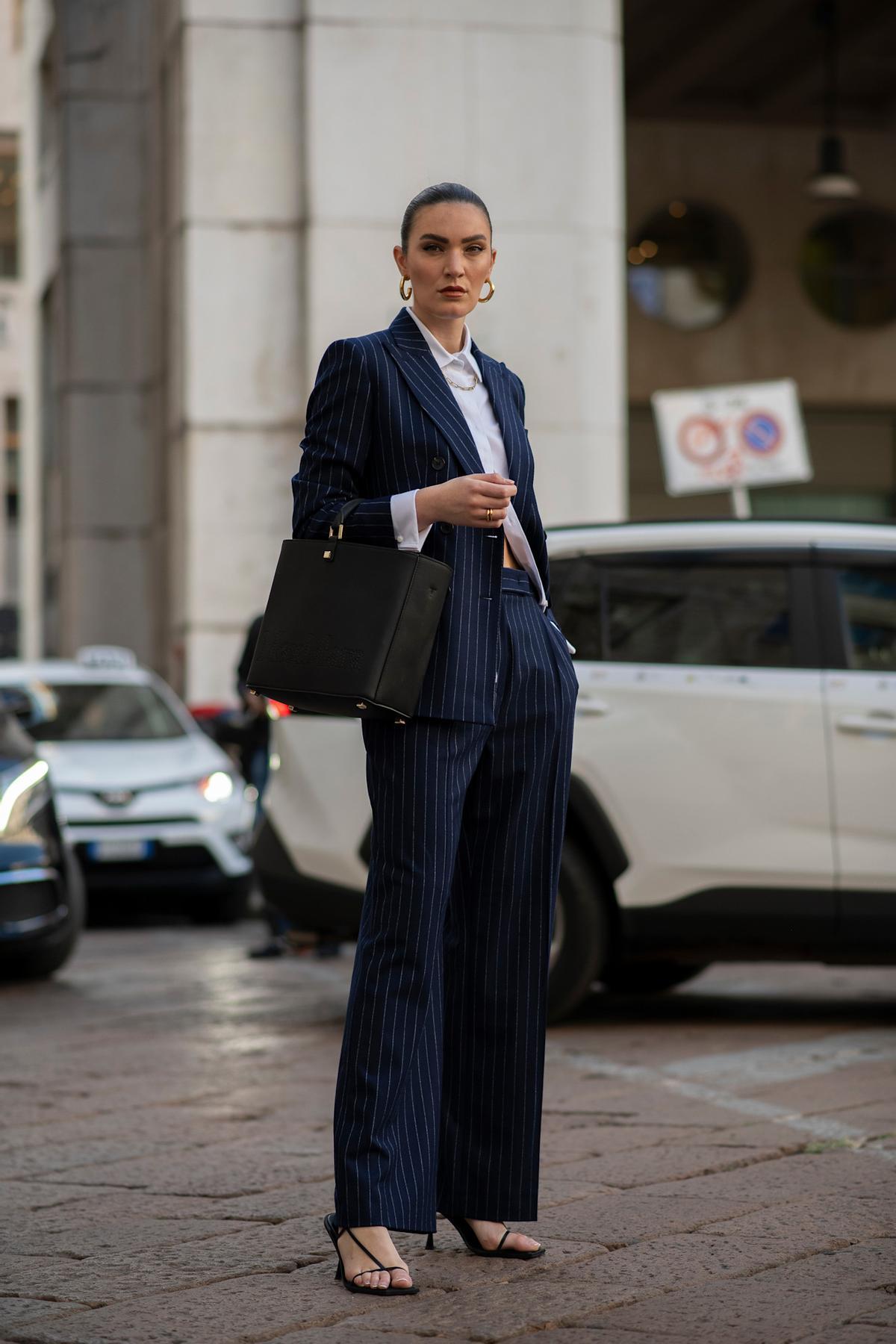 Look street style avec un pantalon à fines rayures