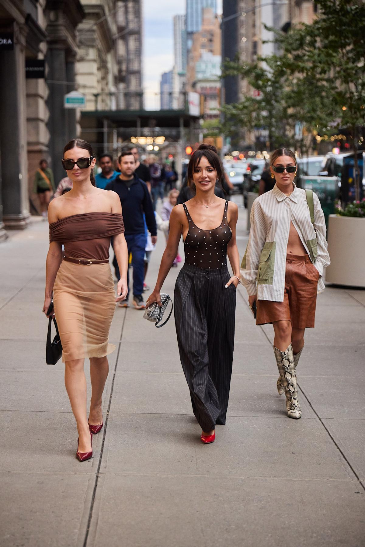 Look street style avec un pantalon à fines rayures