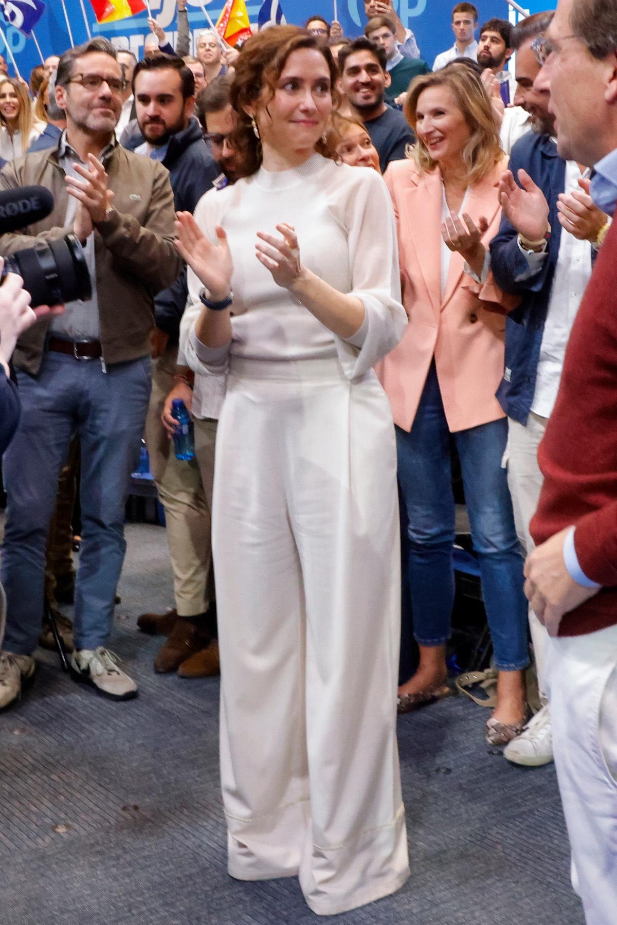 Le look d'Isabel Díaz Ayuso pour la pré-campagne