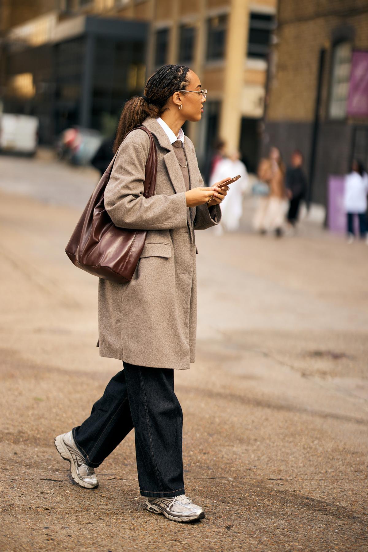 Look street style avec des chaussures de sport