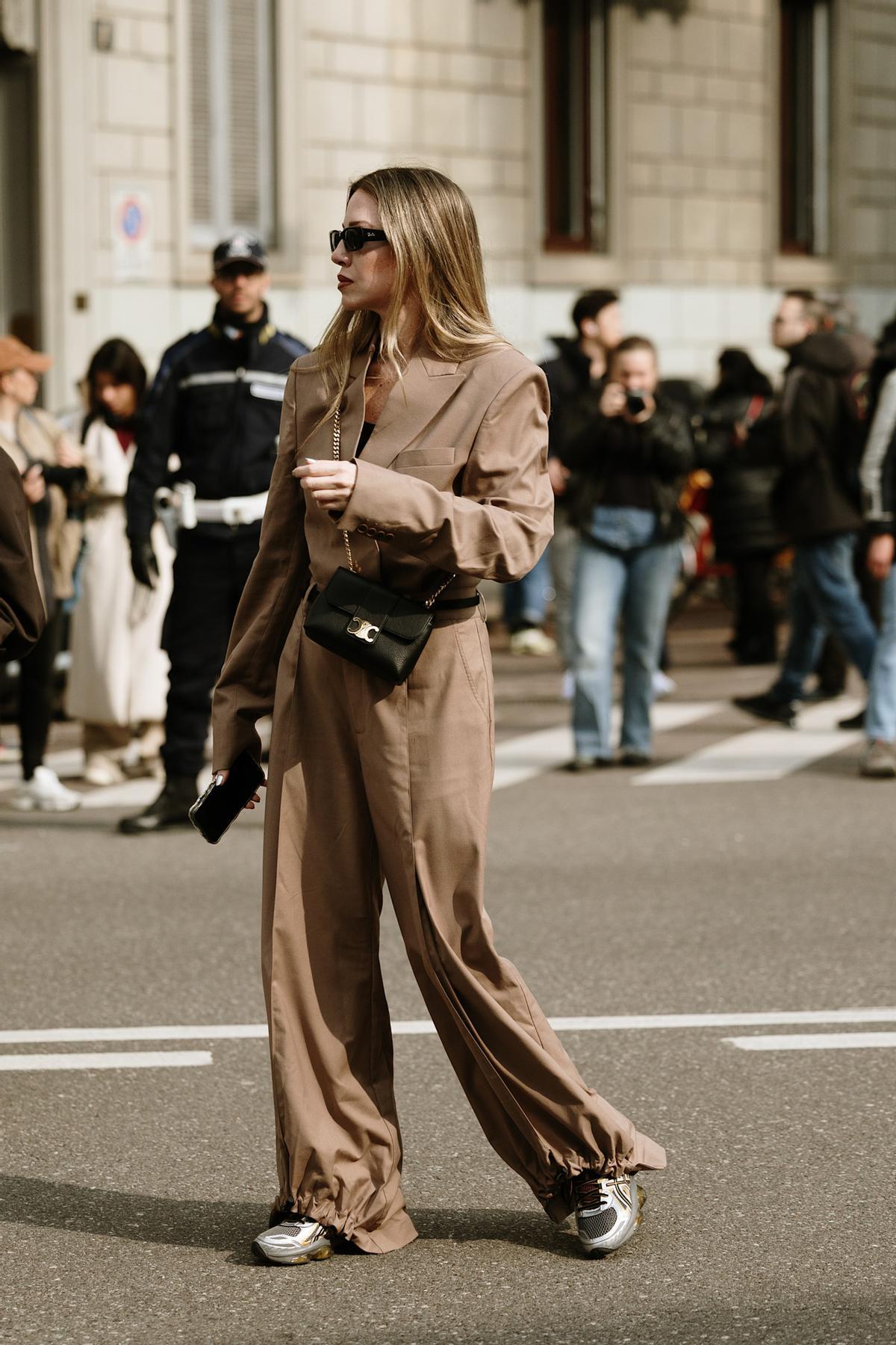 Look street style avec des baskets aux airs des années 2000