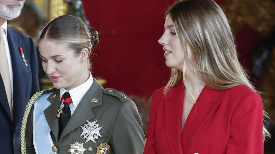 Le geste de soutien entre Leonor et Sofía avant de se baiser la main le jour de Columbus Day