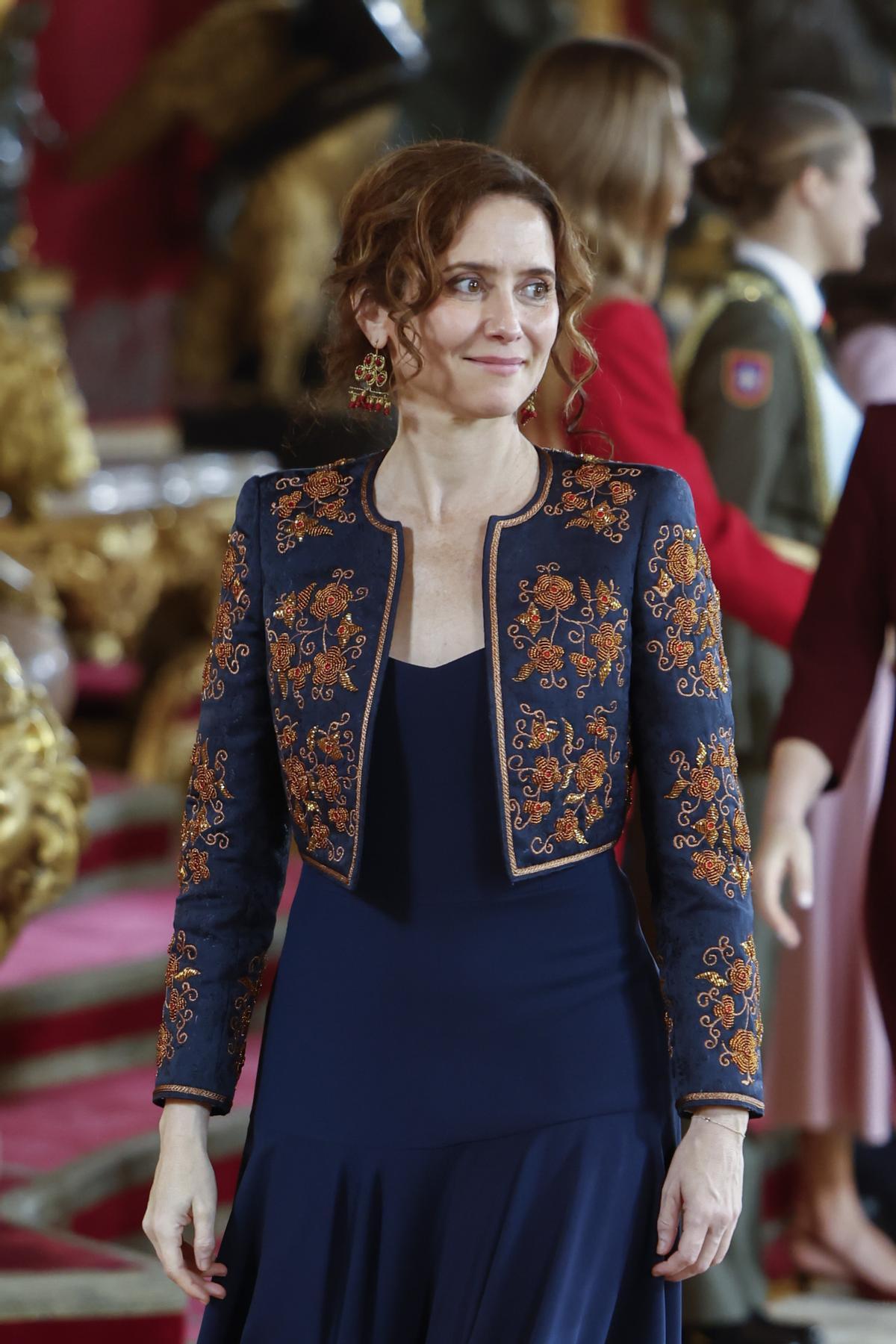 Détail des boucles d'oreilles et du torero d'Isabel Díaz Ayuso pour les célébrations du 12 octobre
