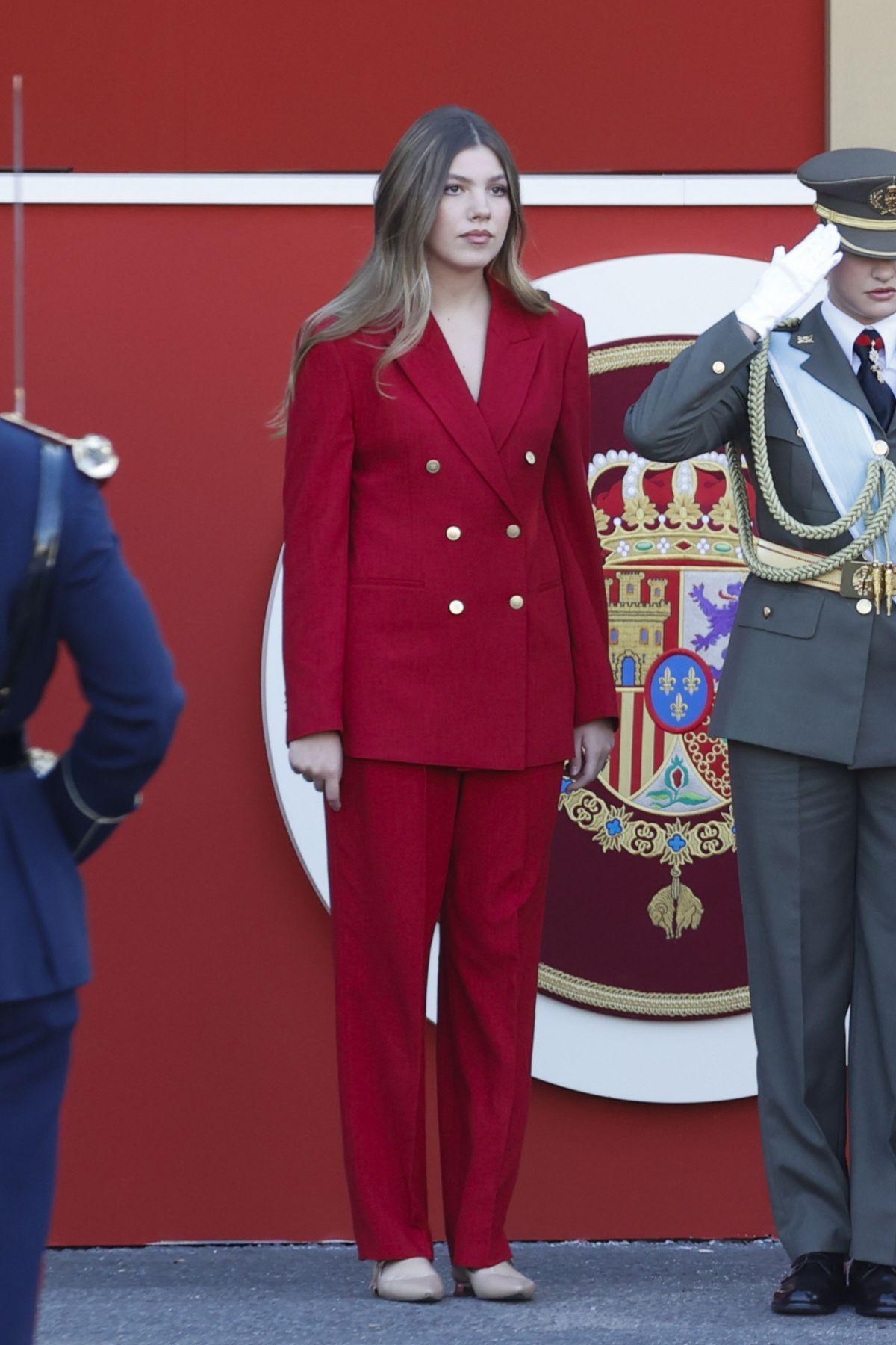 Le look de l'Infante Sofía, dans un costume rouge Tommy Hilfiger, lors de la Journée du patrimoine hispanique 2026