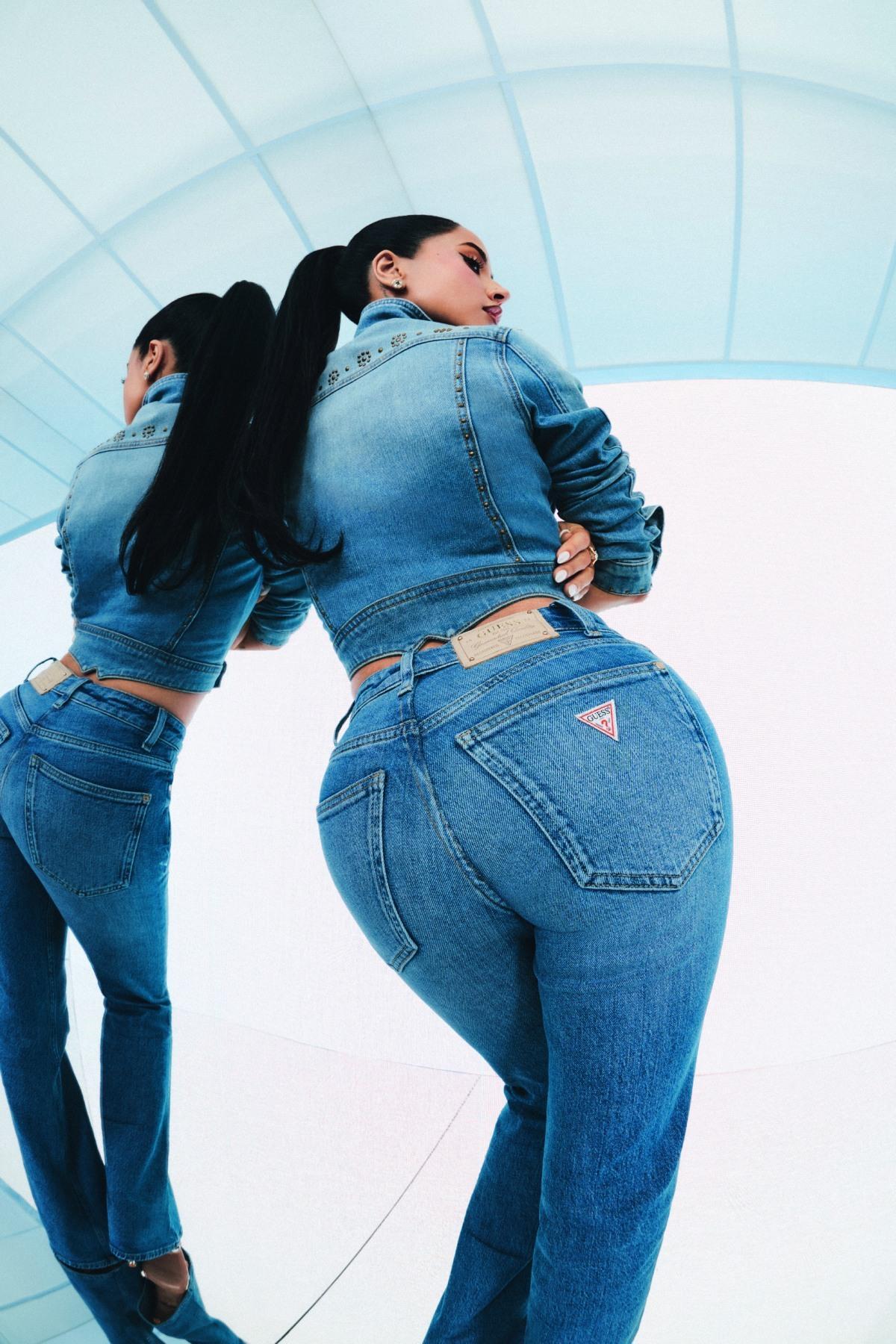 GUESS récupère l'une de ses silhouettes les plus emblématiques avec le nouveau B Jean, un design inspiré des deux milles qui met en vedette Becky G (1)