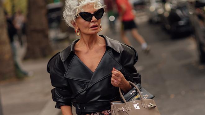 Comment s'habiller élégamment à 60 ans en automne : huit vestes Mango qui rehausseront tous vos looks avec des pantalons, des jupes ou des robes midi