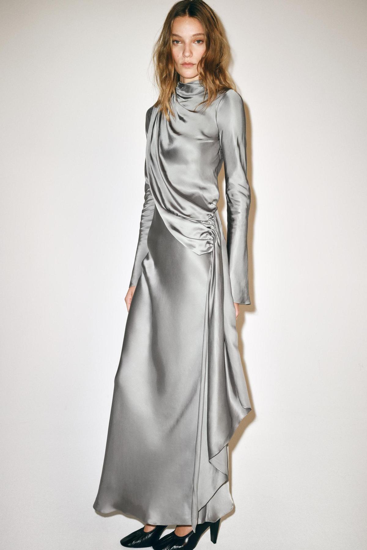 Robe longue en satin avec drapés