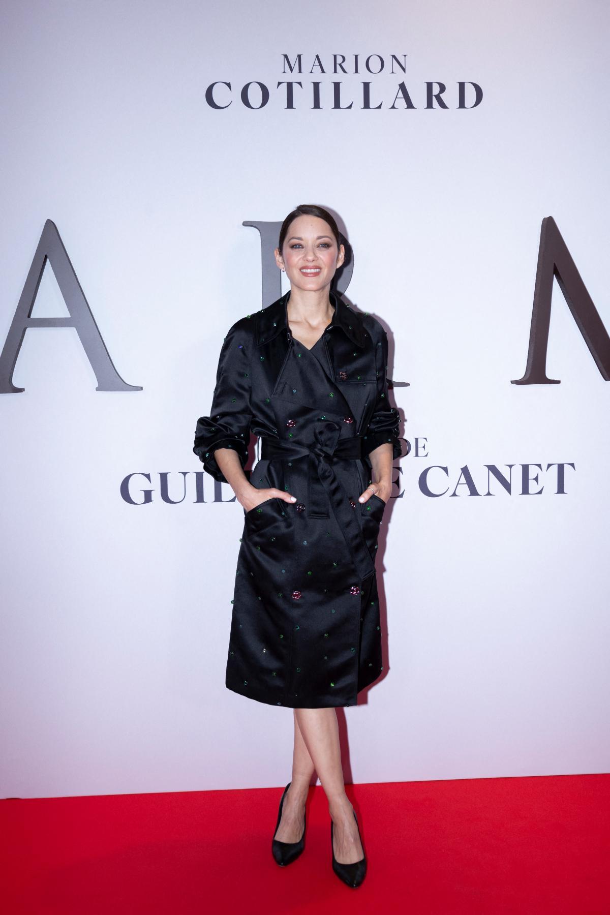 Marion Cotillard (50 ans) en robe chemise avec ceinture