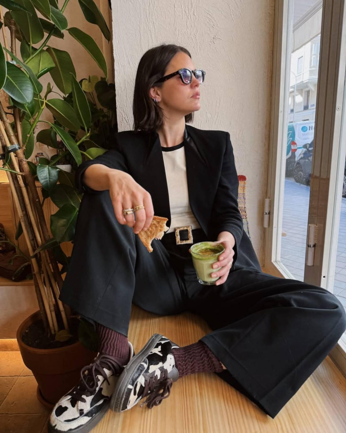 Isabelle Junot porte des baskets Koops Venan