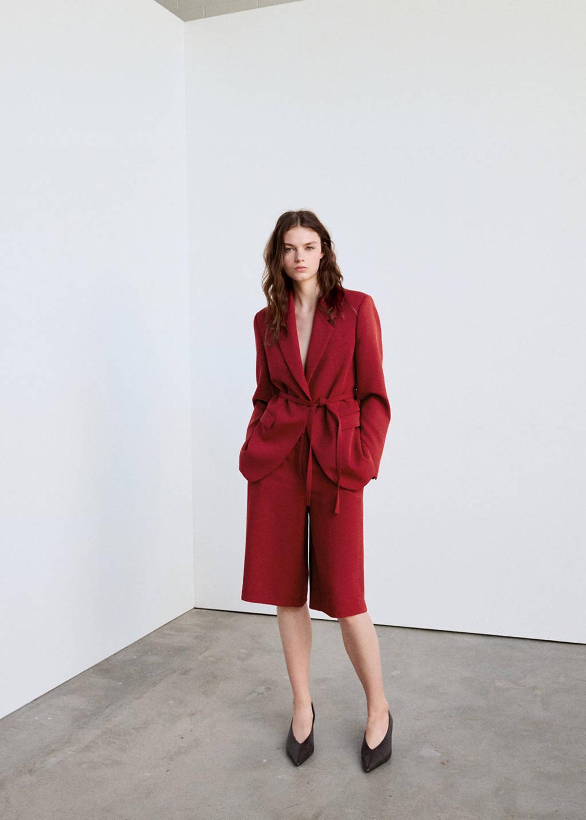 Costume avec short rouge