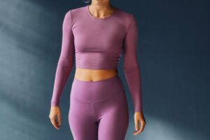 Ni chez Oysho, ni chez Decathlon : les femmes les plus élégantes de 20 à 50 ans achètent leurs tenues de sport dans cette marque espagnole car il existe des modèles qui stylisent toutes les morphologies.