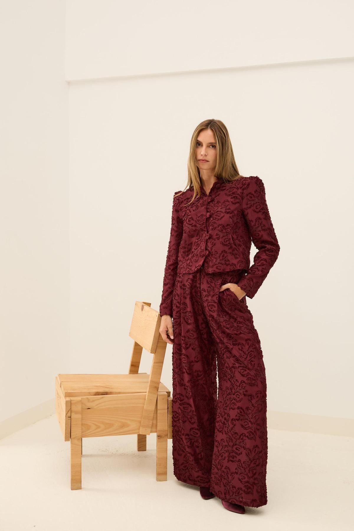 Ensemble invité pantalon bordeaux
