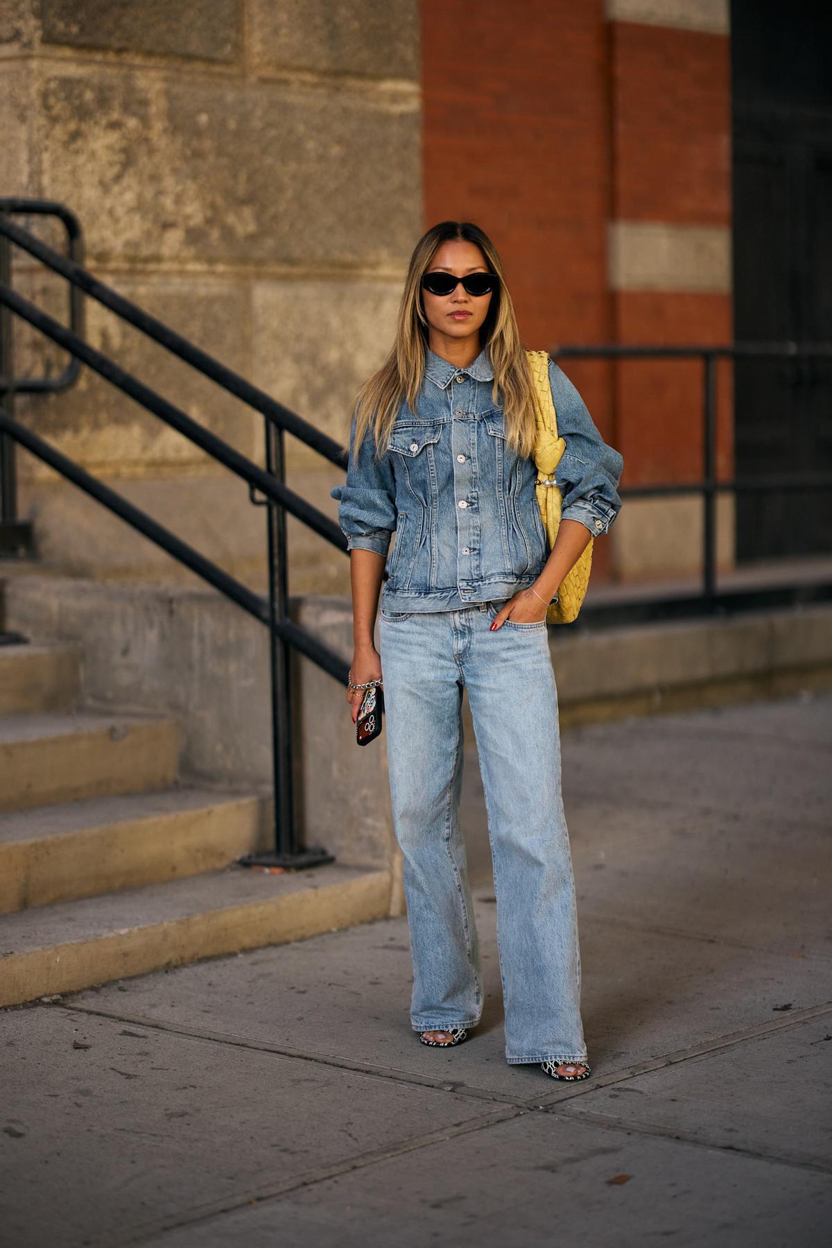 Look total denim idéal à porter avec un sac moutarde