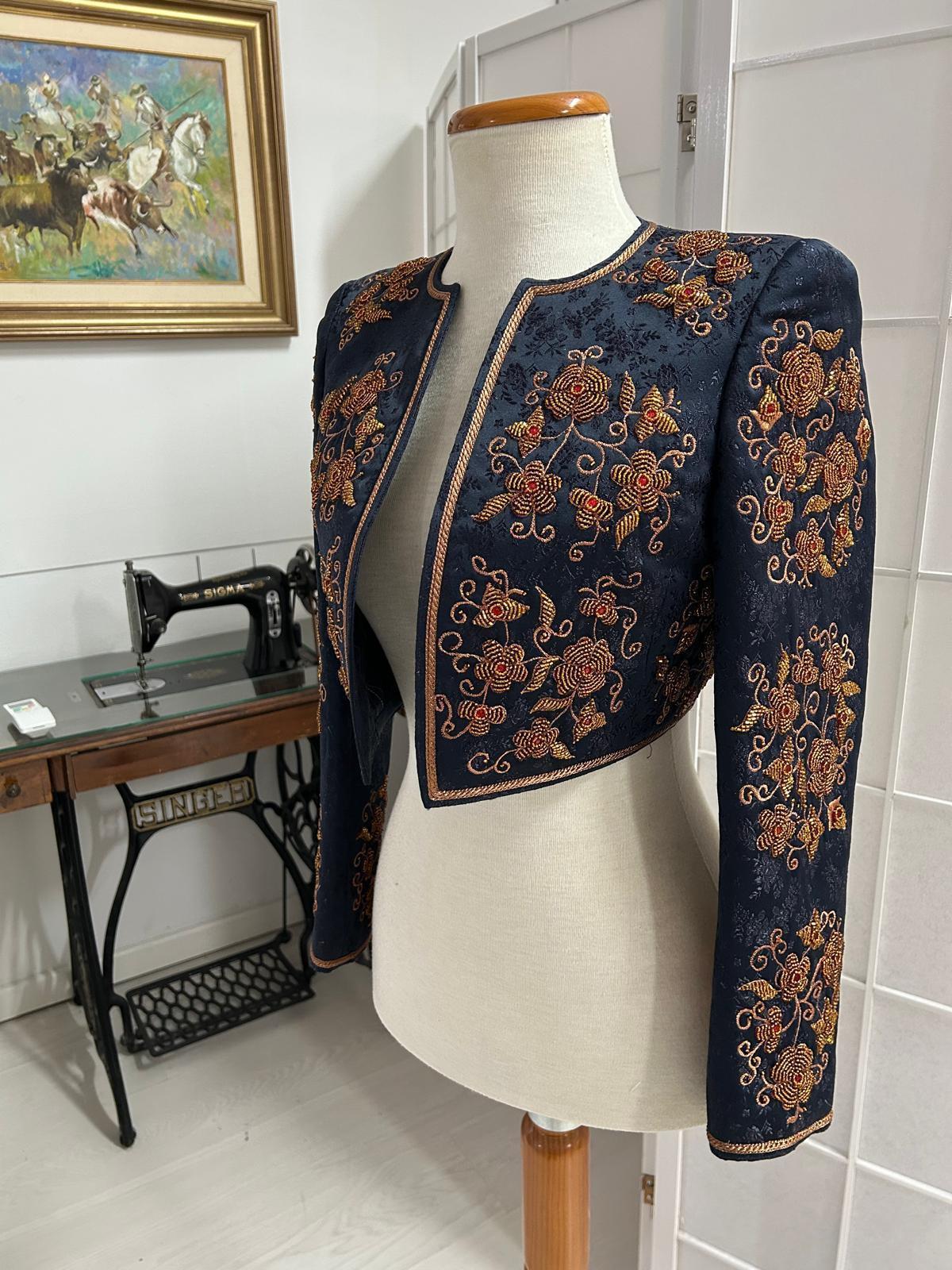 La confection de la veste brodée d'Ayuso