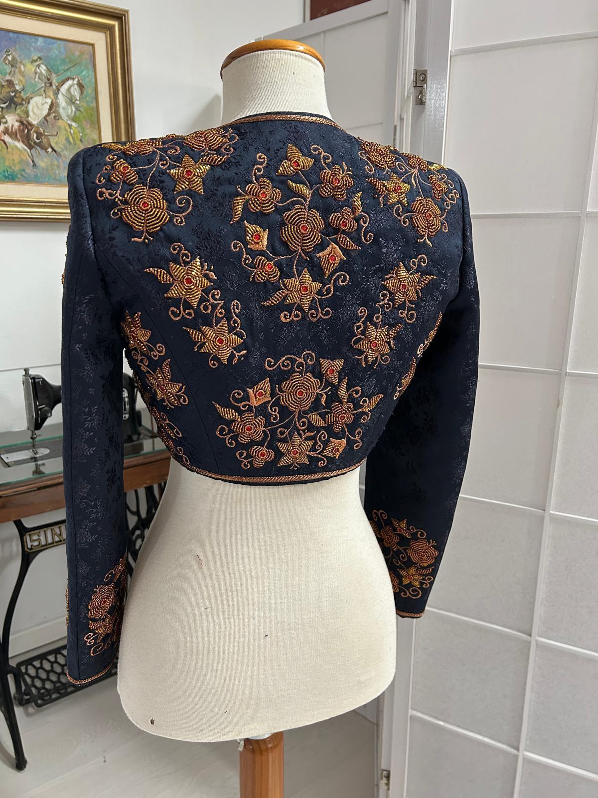 La confection de la veste brodée d'Ayuso