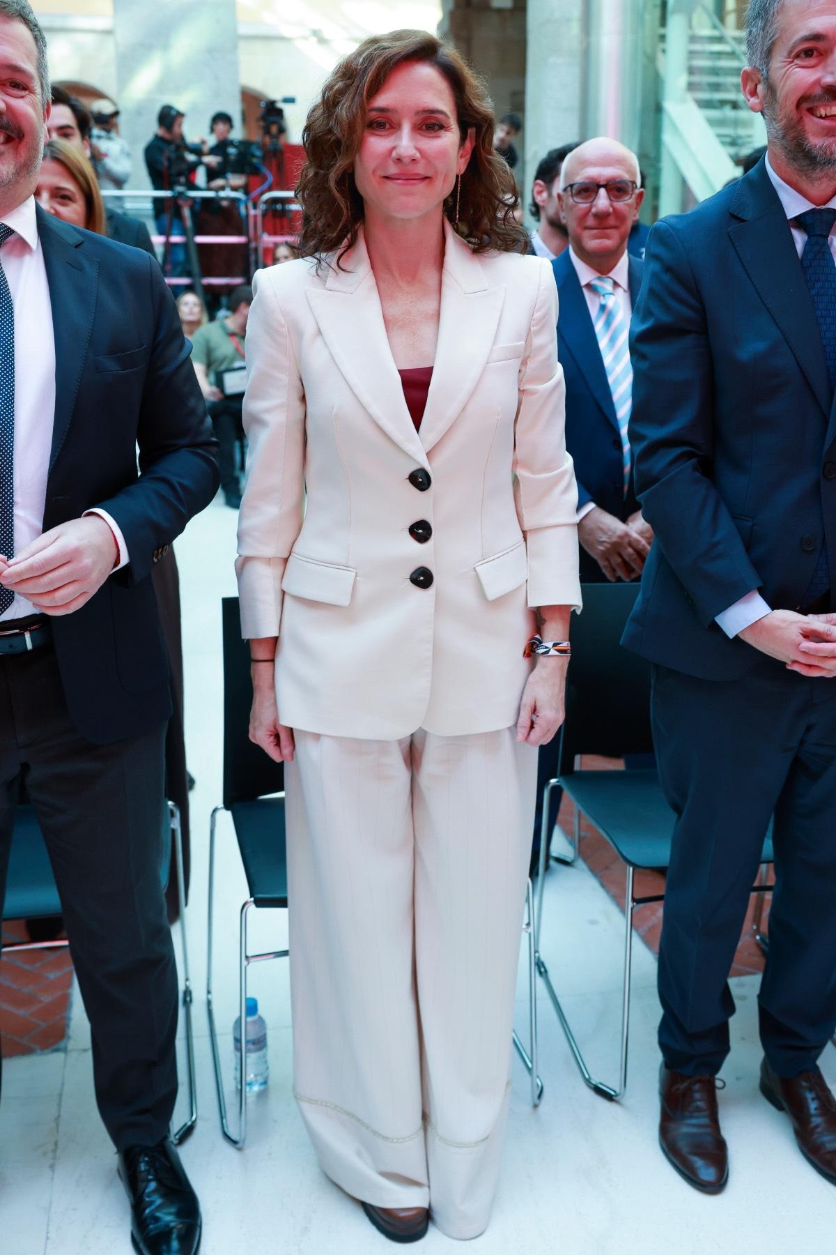 Le costume blanc d'Isabel Diaz Ayuso
