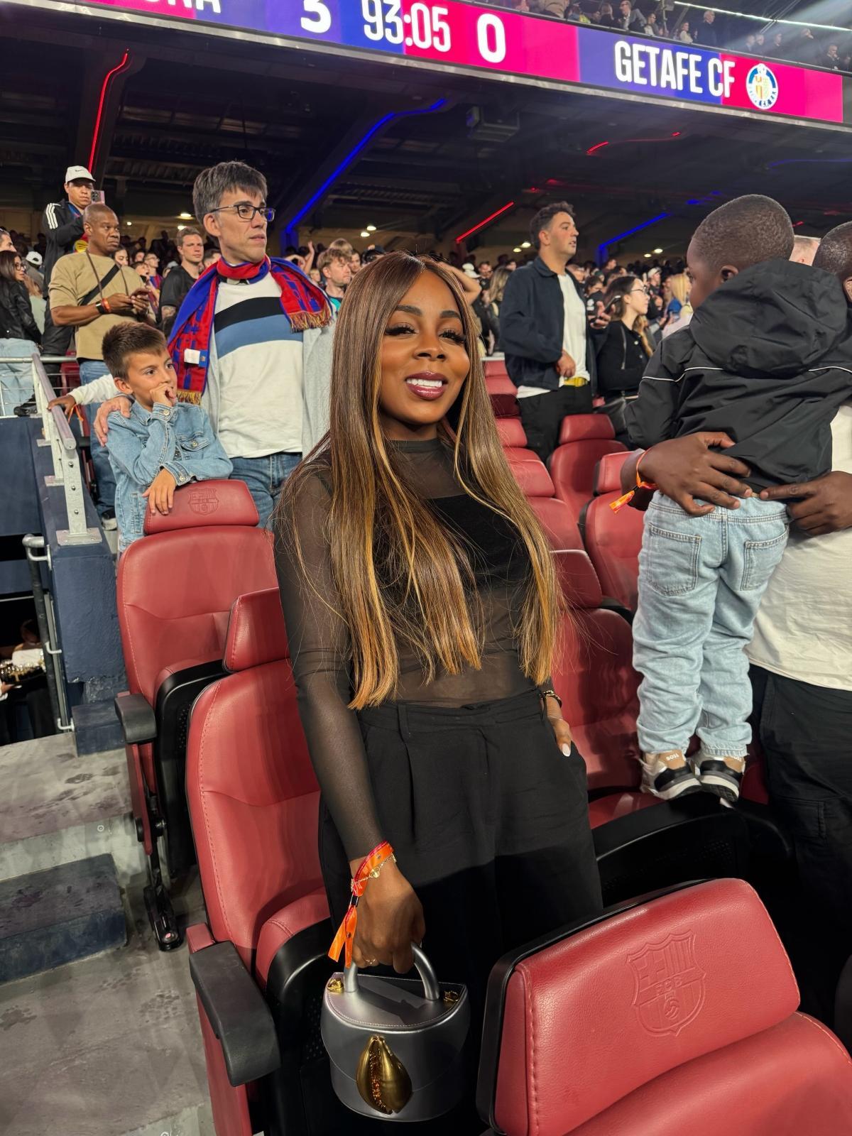 Sheila Ebana donne du style avec son sac métallique