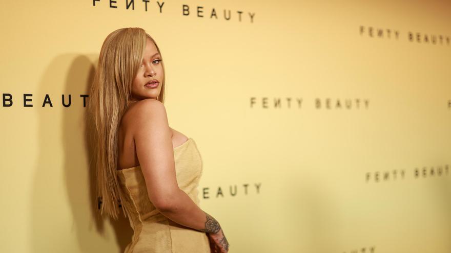 C'est la base de maquillage Fenty Beauty avec laquelle Rihanna obtient une peau parfaite et lumineuse