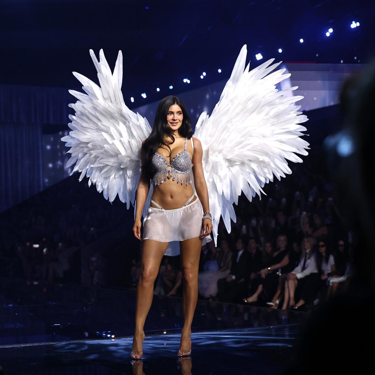 Kylie Jenner fait ses débuts au défilé Victoria's Secret