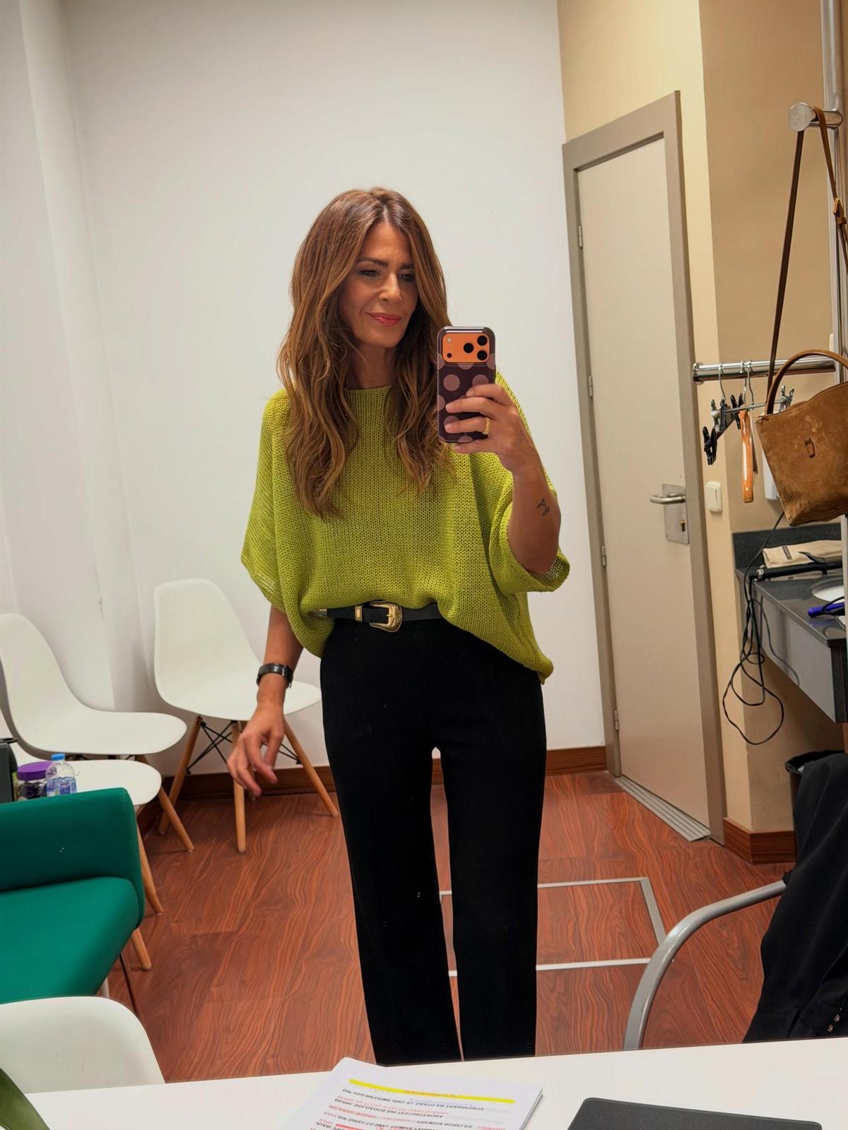 Nuria Roca avec un pull Parfois vert citron