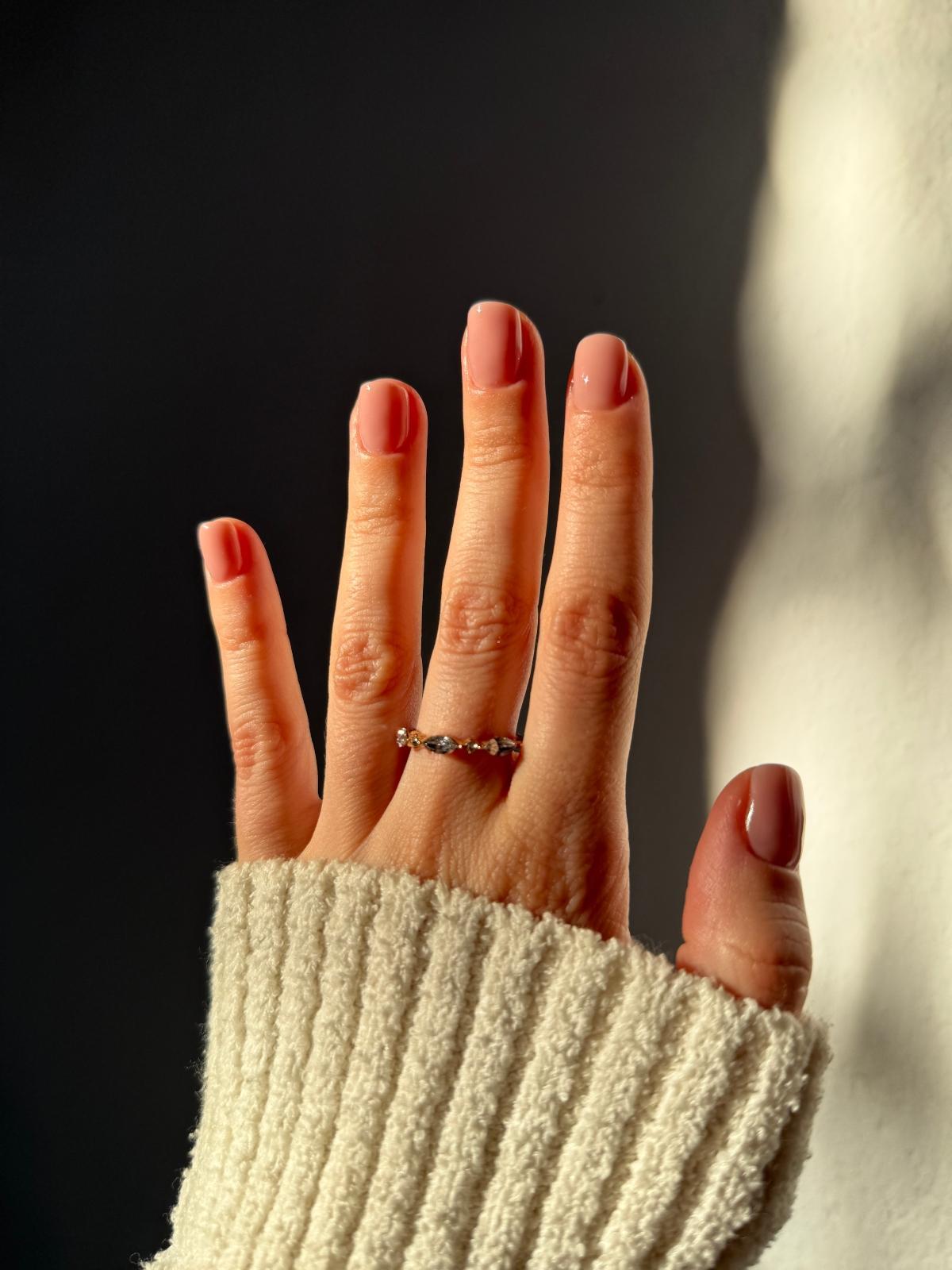 Ongles à l'eau de rose, la tendance manucure de cette saison.