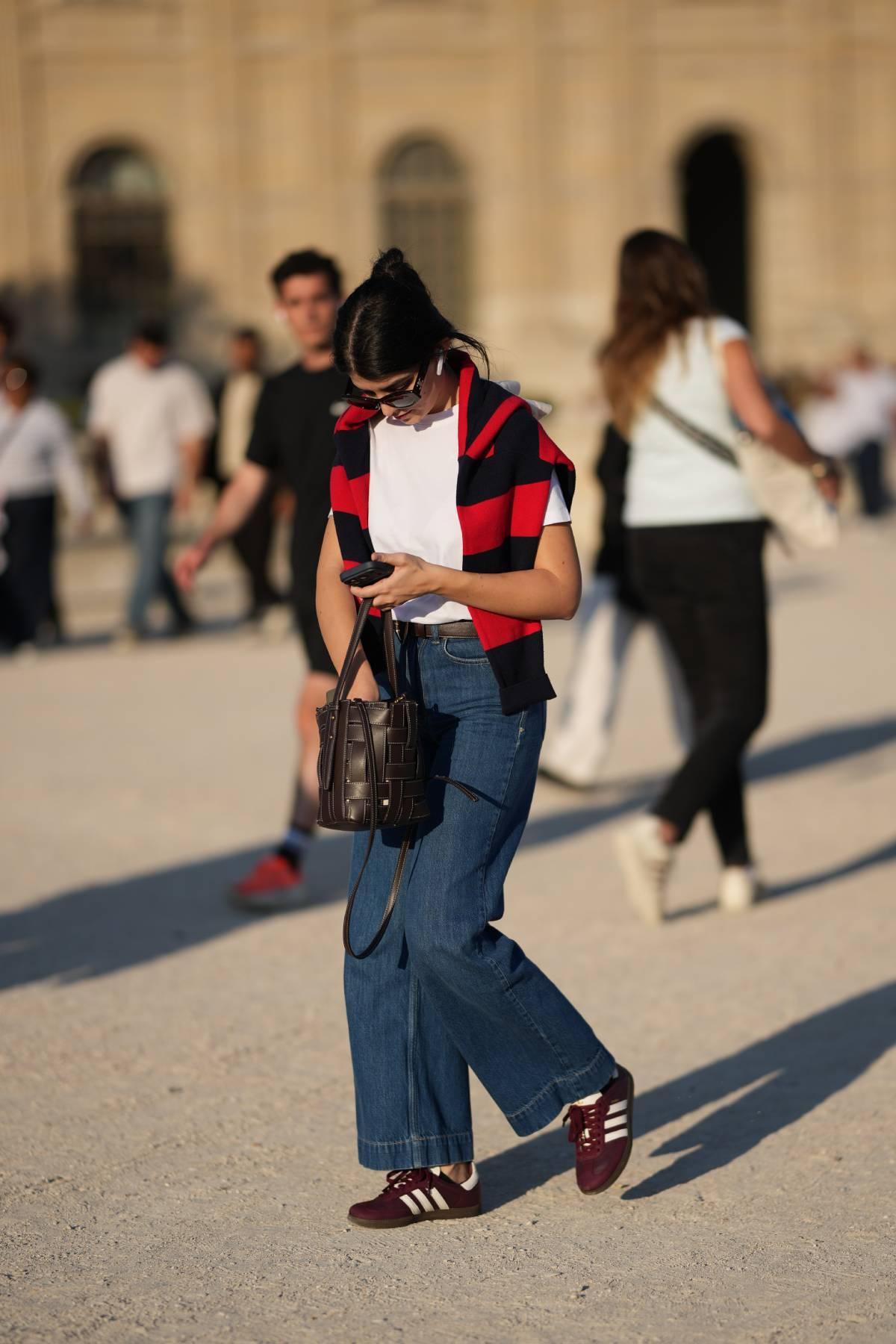 Look jean et t-shirt avec un pull sur les épaules