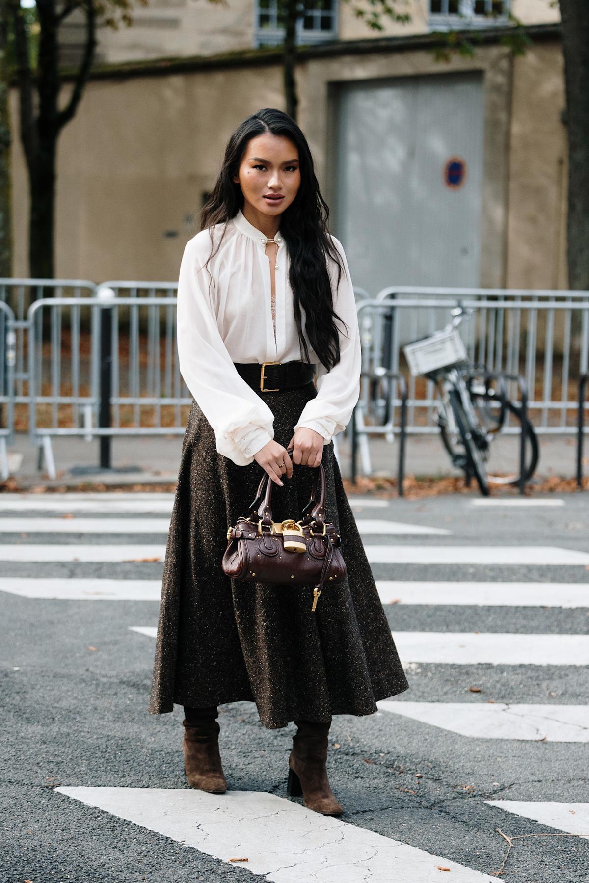 Look street style parisien avec des bottes marron