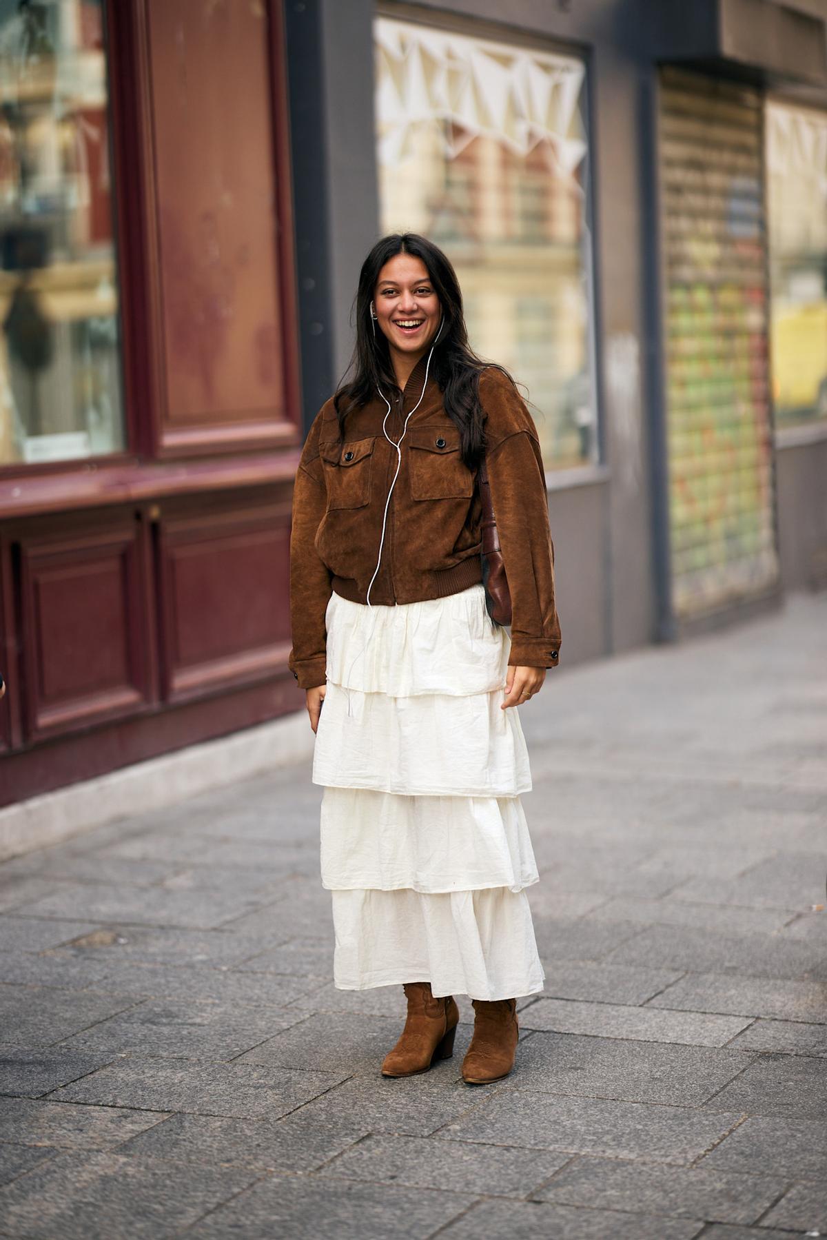 Look street style parisien avec des bottes marron
