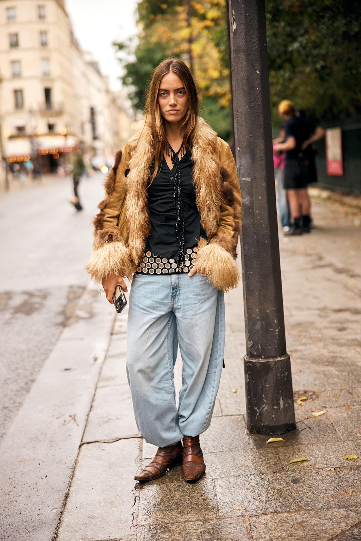 Look street style parisien avec des bottes marron