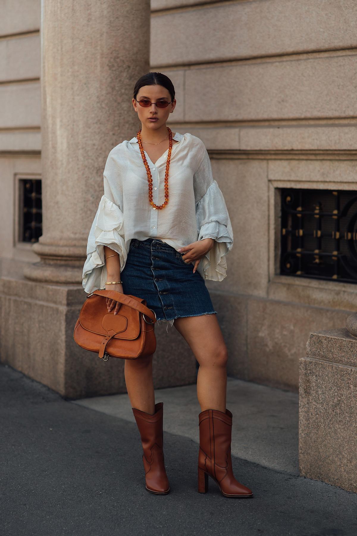 Look street style milanais avec des bottines marron