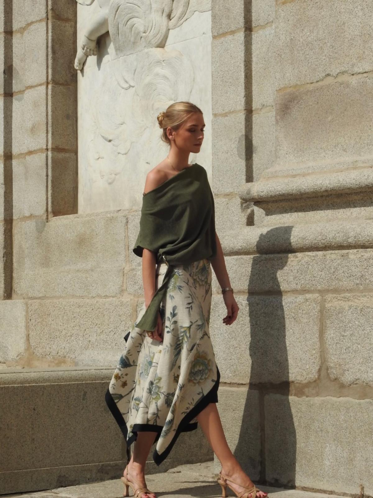 Ensemble cape en maille et jupe midi imprimée