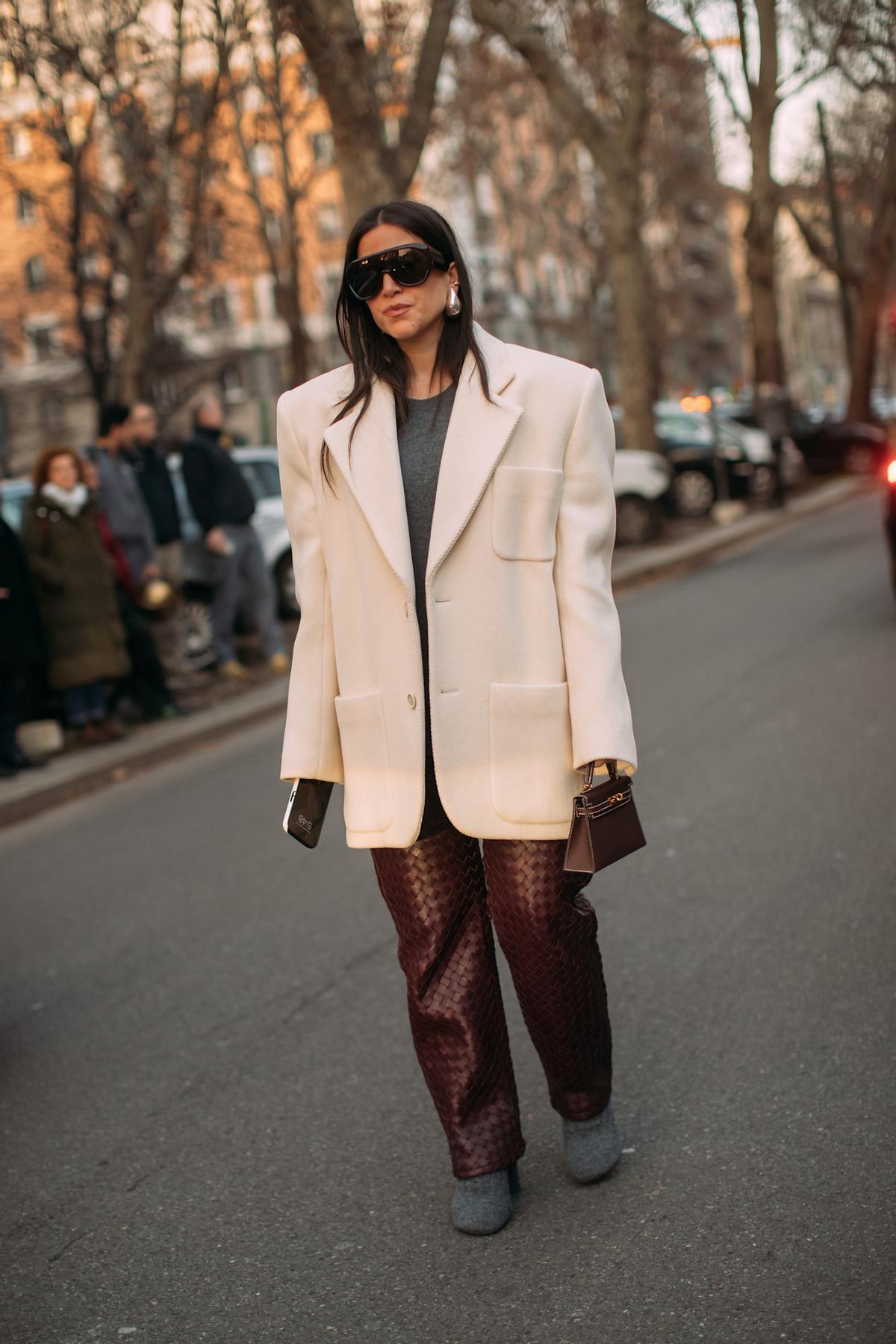 Look street style avec des bottes similaires à celles de Skechers