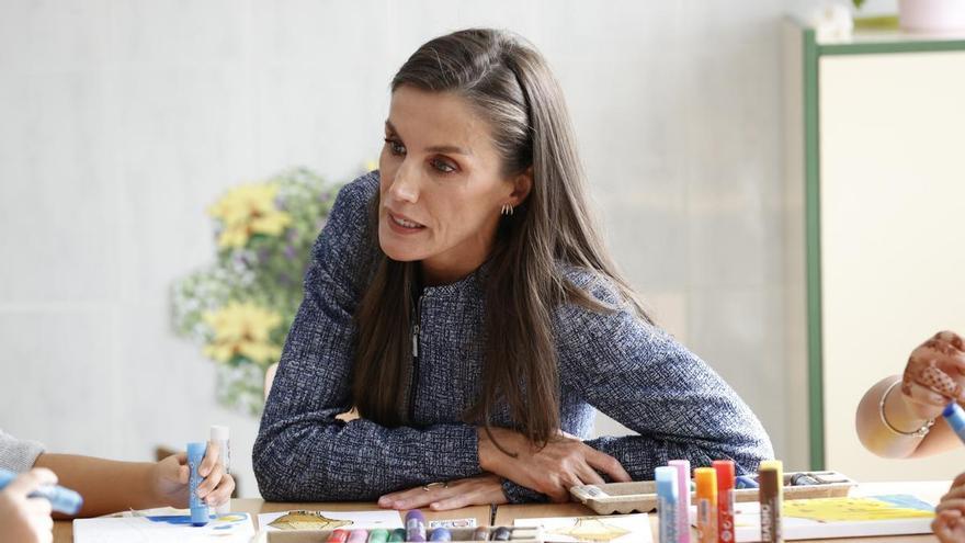 Letizia retrouve son rôle de journaliste au studio de télévision Zarzuela pour réaliser un reportage contre les addictions