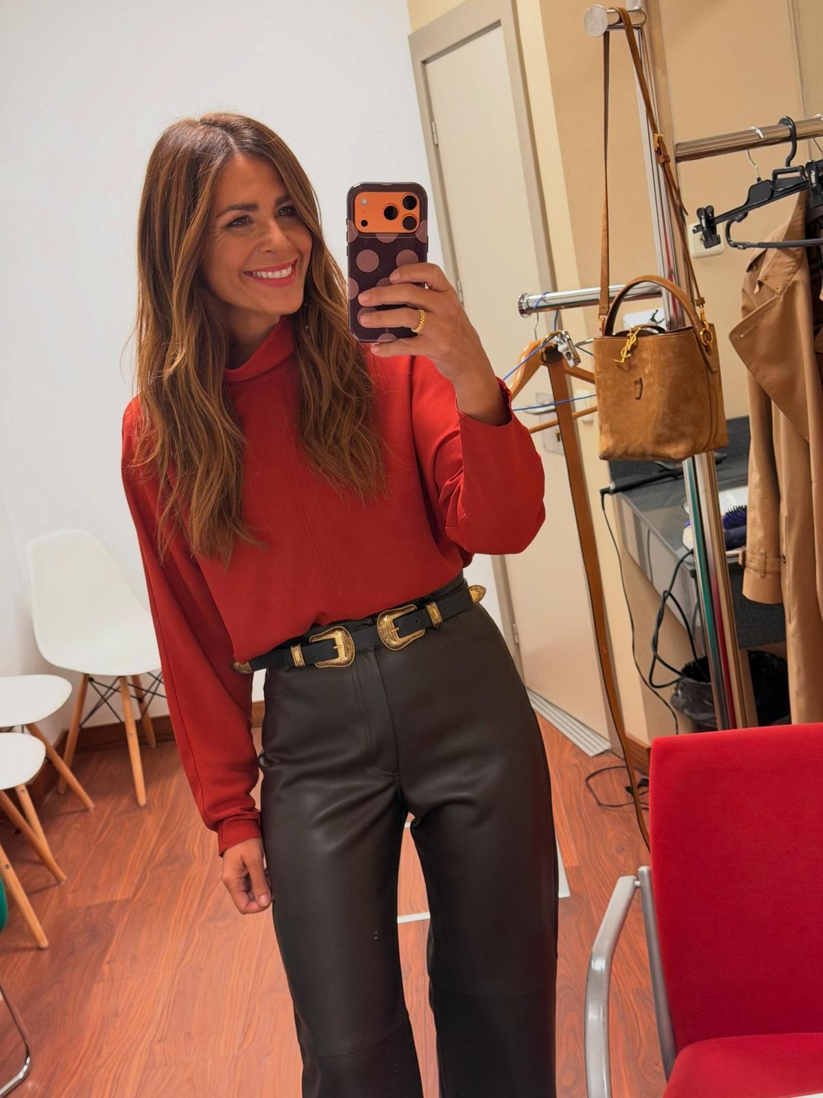 Le look de Nuria Roca avec la blouse couleur fraise de Mango