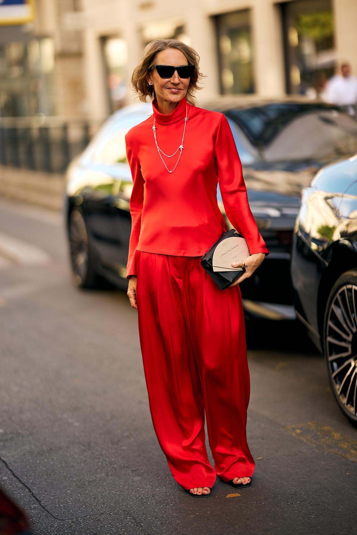 Look street style parisien avec un total red super élégant
